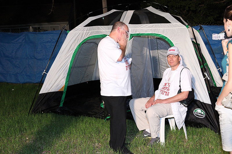 תיעוד לילי: הרופאים המוחים לנו בכפר-חב"ד