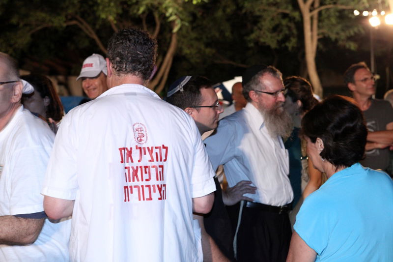 תיעוד לילי: הרופאים המוחים לנו בכפר-חב"ד