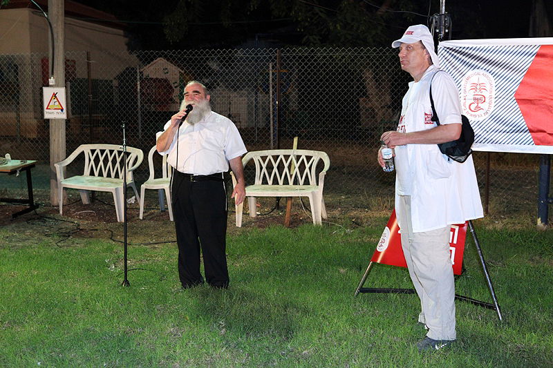 תיעוד לילי: הרופאים המוחים לנו בכפר-חב"ד