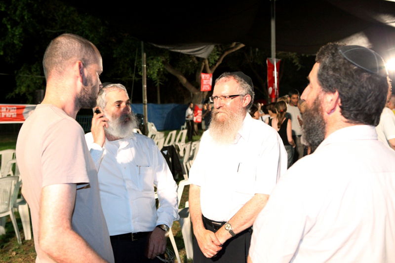 תיעוד לילי: הרופאים המוחים לנו בכפר-חב"ד