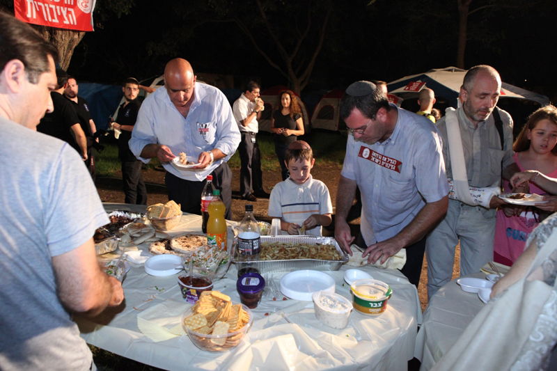 תיעוד לילי: הרופאים המוחים לנו בכפר-חב"ד