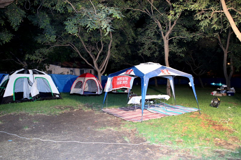 תיעוד לילי: הרופאים המוחים לנו בכפר-חב"ד