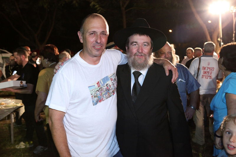 תיעוד לילי: הרופאים המוחים לנו בכפר-חב"ד