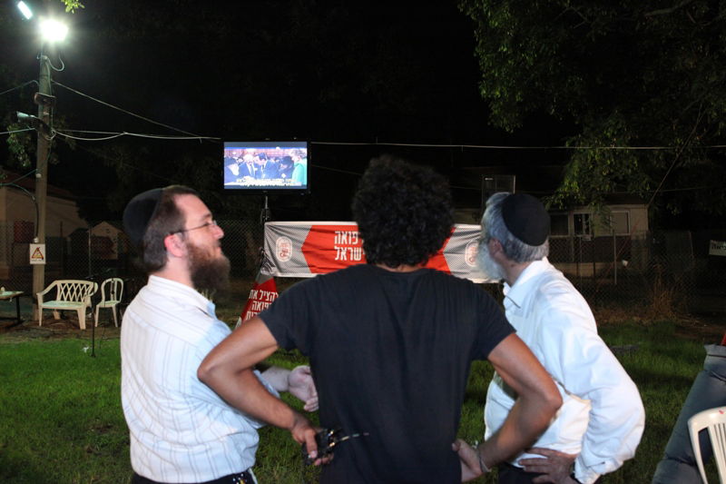 תיעוד לילי: הרופאים המוחים לנו בכפר-חב"ד