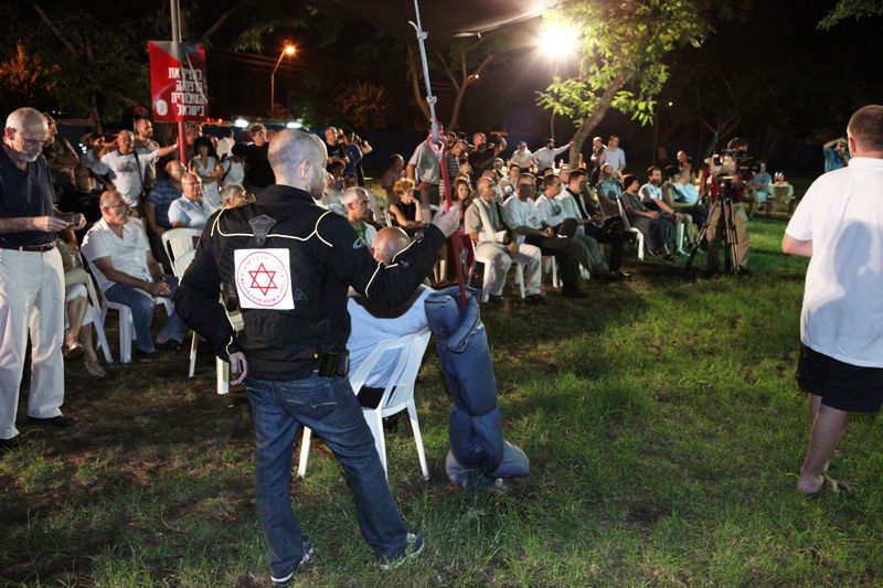 תיעוד לילי: הרופאים המוחים לנו בכפר-חב"ד
