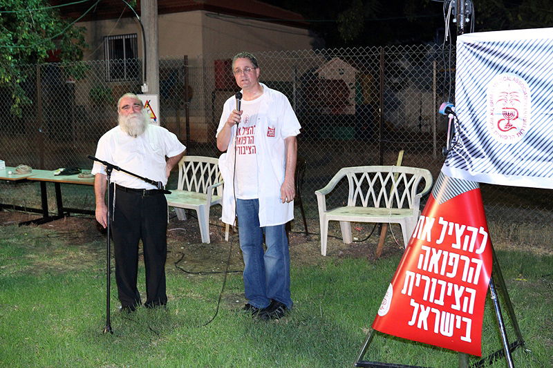 תיעוד לילי: הרופאים המוחים לנו בכפר-חב"ד