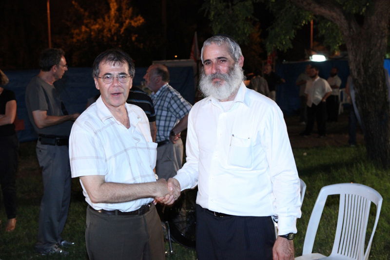 תיעוד לילי: הרופאים המוחים לנו בכפר-חב"ד