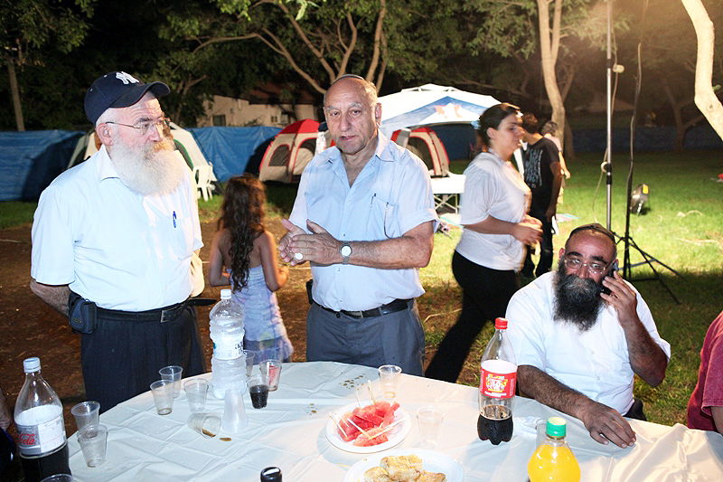 תיעוד לילי: הרופאים המוחים לנו בכפר-חב"ד