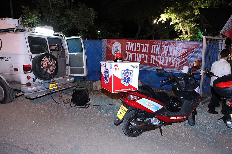 תיעוד לילי: הרופאים המוחים לנו בכפר-חב"ד