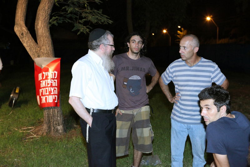 תיעוד לילי: הרופאים המוחים לנו בכפר-חב"ד