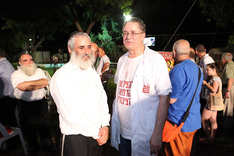 תיעוד לילי: הרופאים המוחים לנו בכפר-חב"ד