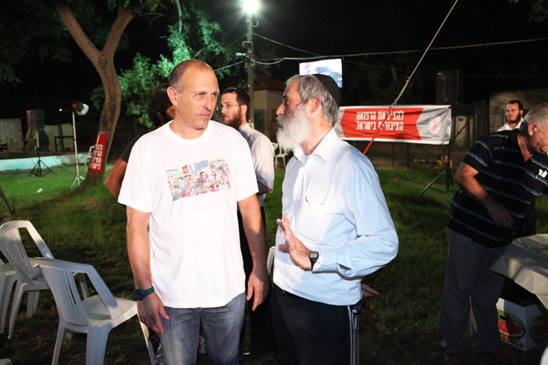 תיעוד לילי: הרופאים המוחים לנו בכפר-חב"ד