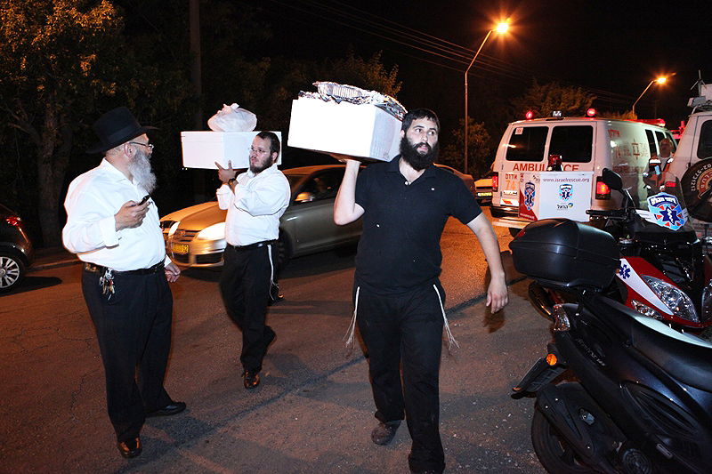 תיעוד לילי: הרופאים המוחים לנו בכפר-חב"ד