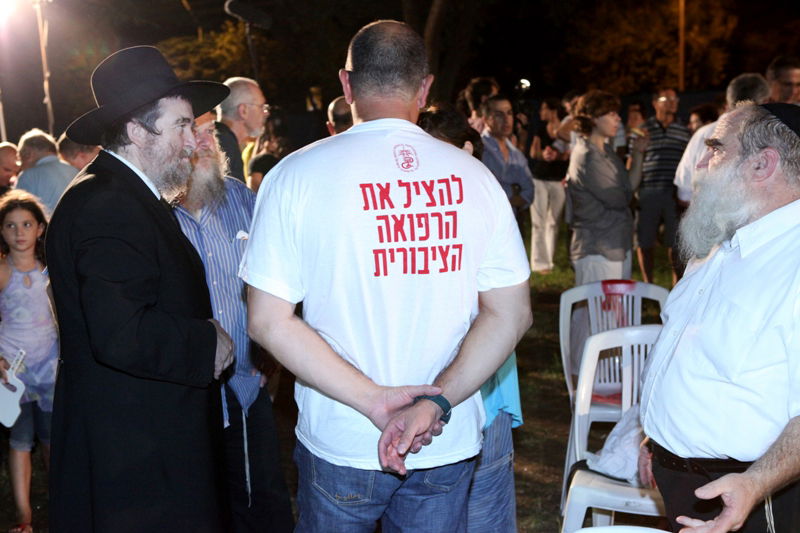 תיעוד לילי: הרופאים המוחים לנו בכפר-חב"ד