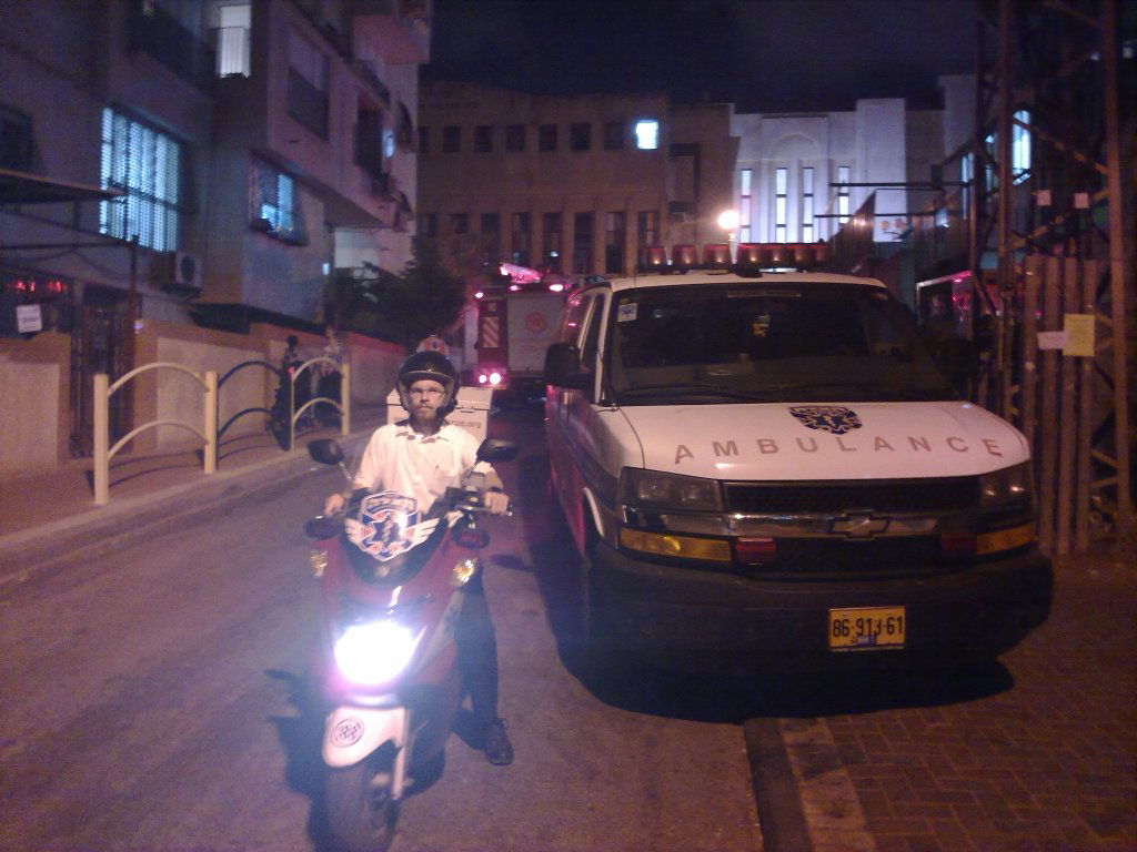 בני-ברק: שריפה פרצה במרפסת-סוכה; אין נפגעים