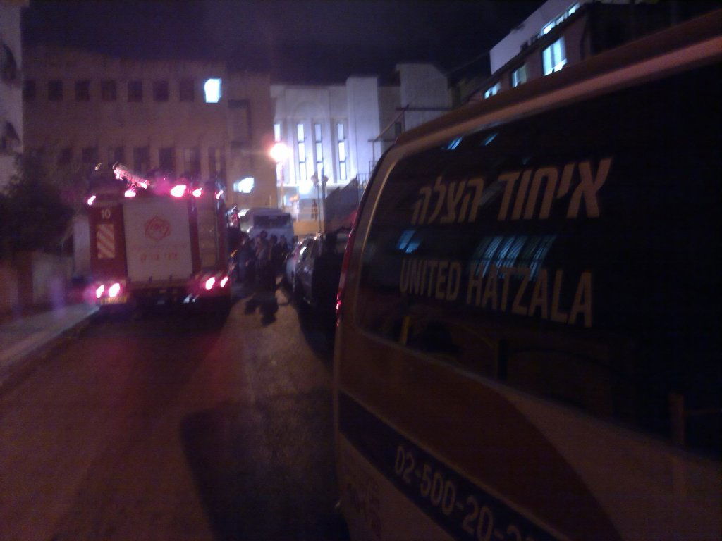 בני-ברק: שריפה פרצה במרפסת-סוכה; אין נפגעים