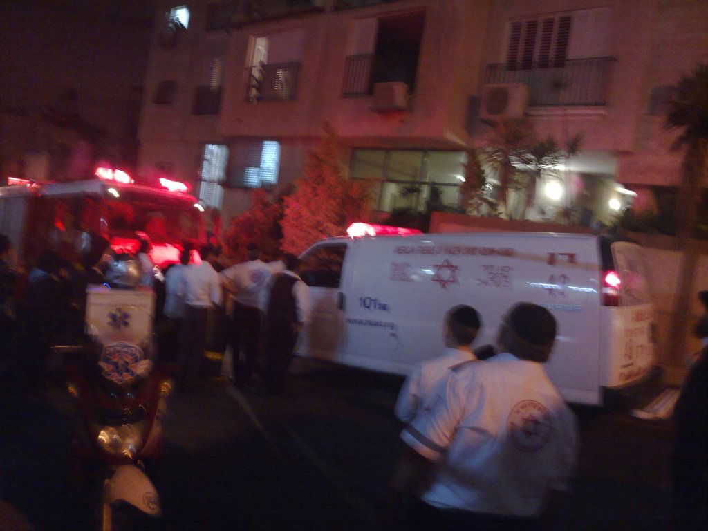 בני-ברק: שריפה פרצה במרפסת-סוכה; אין נפגעים