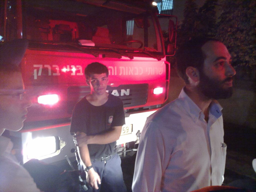 בני-ברק: שריפה פרצה במרפסת-סוכה; אין נפגעים