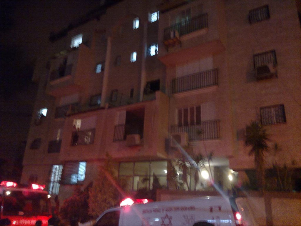 בני-ברק: שריפה פרצה במרפסת-סוכה; אין נפגעים