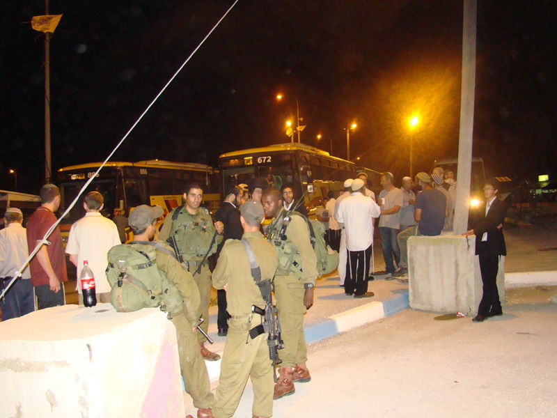 כניסה לילית לשכם: "חילול הקבר - ברבריות מזעזעת"