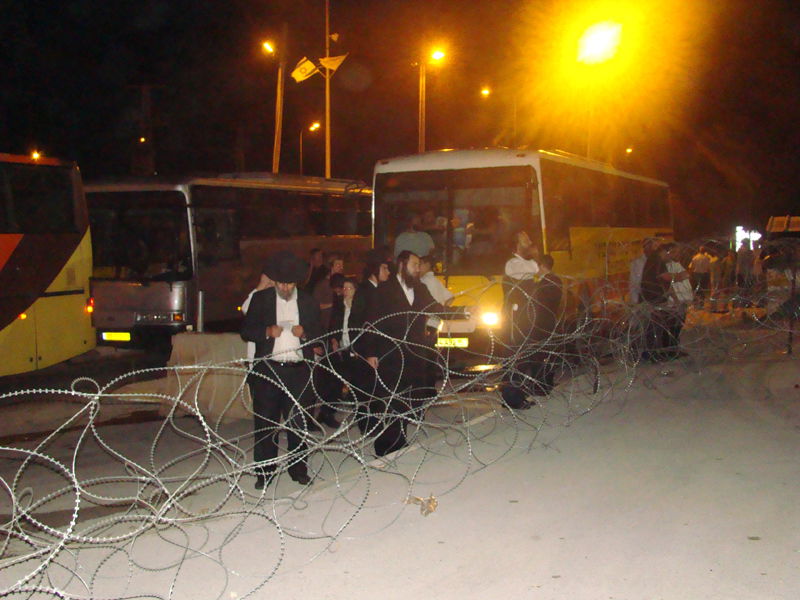 כניסה לילית לשכם: "חילול הקבר - ברבריות מזעזעת"