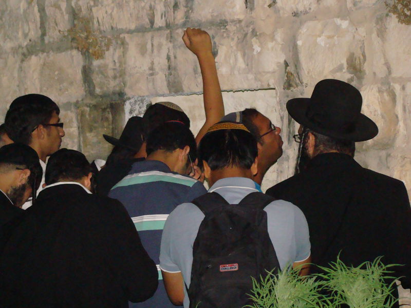 כניסה לילית לשכם: "חילול הקבר - ברבריות מזעזעת"