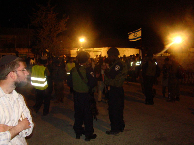 כניסה לילית לשכם: "חילול הקבר - ברבריות מזעזעת"