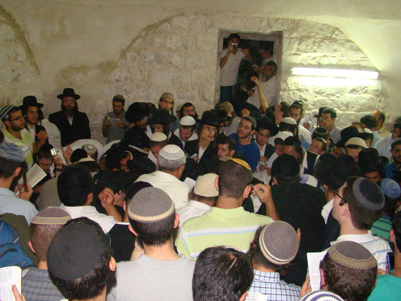 כניסה לילית לשכם: "חילול הקבר - ברבריות מזעזעת"