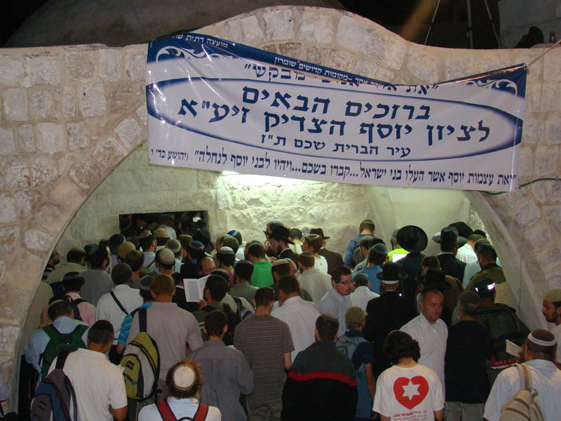 כניסה לילית לשכם: "חילול הקבר - ברבריות מזעזעת"