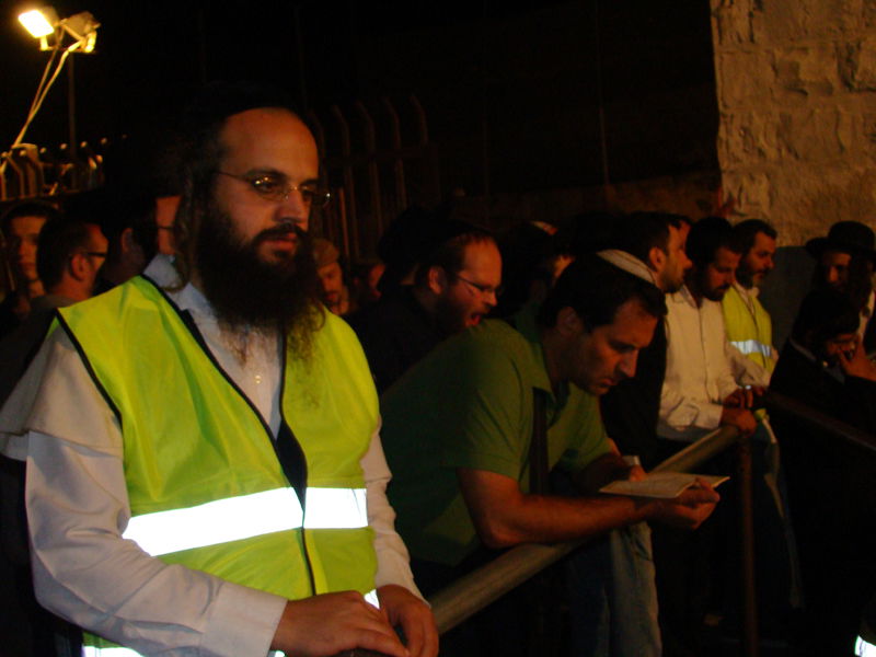 כניסה לילית לשכם: "חילול הקבר - ברבריות מזעזעת"