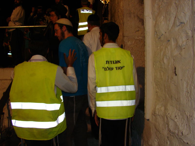 כניסה לילית לשכם: "חילול הקבר - ברבריות מזעזעת"