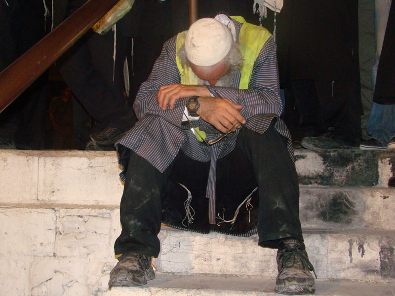 כניסה לילית לשכם: "חילול הקבר - ברבריות מזעזעת"