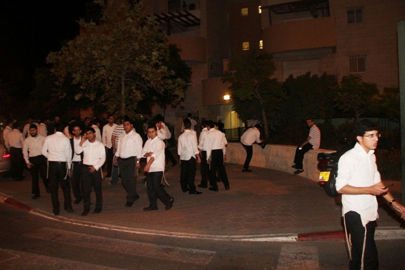 המונים מתגודדים מתחת לבית הרוצח באלעד