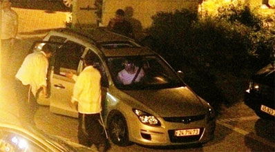 רכב המילוט ממתין למשפחה.