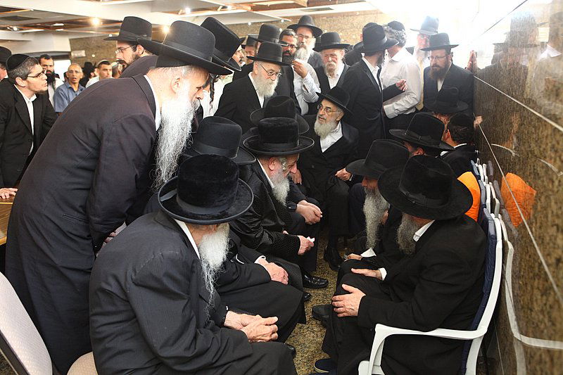 ניחום משותף אצל משפחת אבוחצירא: דרעי וראשי-ישיבות חב"ד