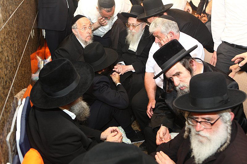 ניחום משותף אצל משפחת אבוחצירא: דרעי וראשי-ישיבות חב"ד