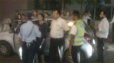 האישה מעוכבת.