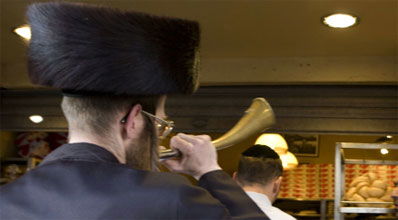 תוקעים בחצוצרות בערב שבת.