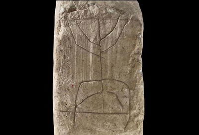 תגלית ליד הכותל: חריטה נדירה של מנורת המקדש