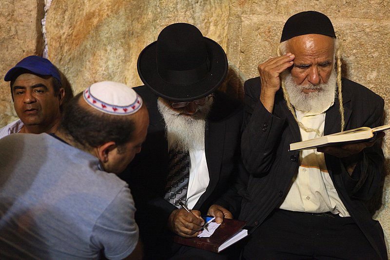 חוֹמַת בַּת-צִיּוֹן הוֹרִידִי כַנַּחַל דִּמְעָה, יוֹמָם וָלַיְלָה ● גלריה