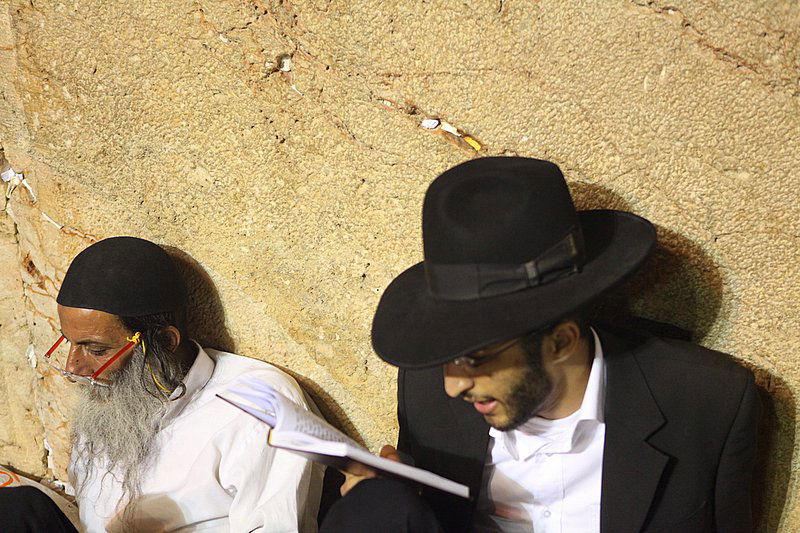 חוֹמַת בַּת-צִיּוֹן הוֹרִידִי כַנַּחַל דִּמְעָה, יוֹמָם וָלַיְלָה ● גלריה