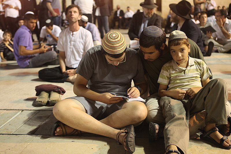 חוֹמַת בַּת-צִיּוֹן הוֹרִידִי כַנַּחַל דִּמְעָה, יוֹמָם וָלַיְלָה ● גלריה