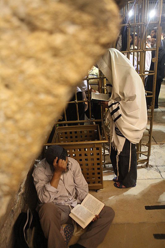 חוֹמַת בַּת-צִיּוֹן הוֹרִידִי כַנַּחַל דִּמְעָה, יוֹמָם וָלַיְלָה ● גלריה