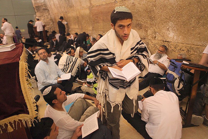 חוֹמַת בַּת-צִיּוֹן הוֹרִידִי כַנַּחַל דִּמְעָה, יוֹמָם וָלַיְלָה ● גלריה