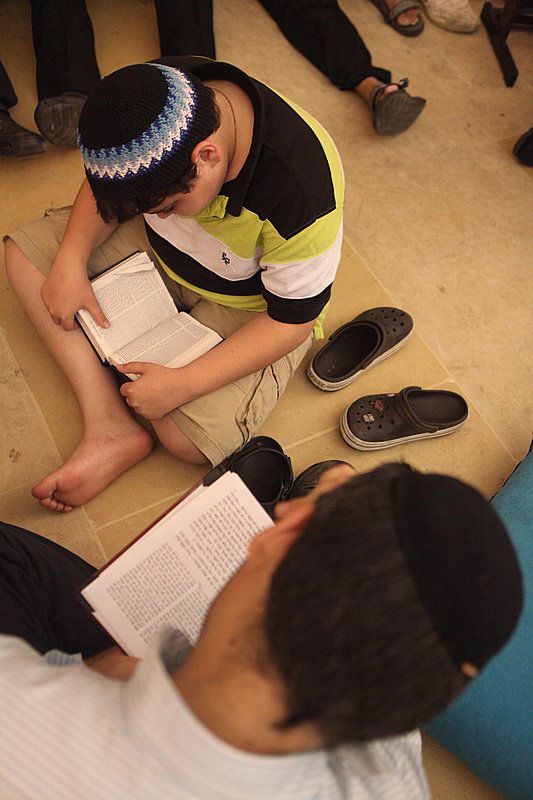 חוֹמַת בַּת-צִיּוֹן הוֹרִידִי כַנַּחַל דִּמְעָה, יוֹמָם וָלַיְלָה ● גלריה