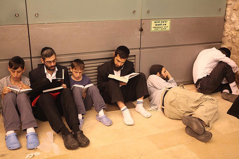 חוֹמַת בַּת-צִיּוֹן הוֹרִידִי כַנַּחַל דִּמְעָה, יוֹמָם וָלַיְלָה ● גלריה