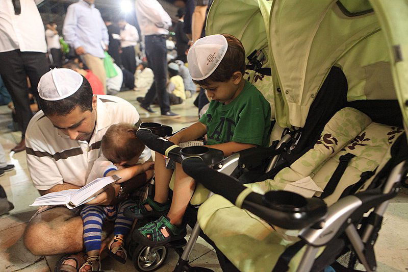 חוֹמַת בַּת-צִיּוֹן הוֹרִידִי כַנַּחַל דִּמְעָה, יוֹמָם וָלַיְלָה ● גלריה