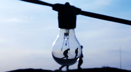 ויהי אור, ביוקר: מכבים את האור, כמחאה