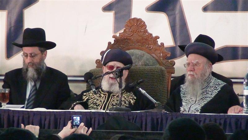 "בין הזמנים": מאות בחורים עם הרב עובדיה יוסף