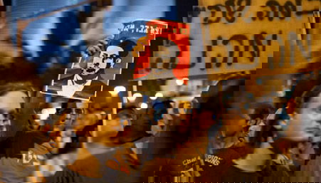 פעילי המחאה ילבשו תכריכים: "ביבי, אל תקבור אותנו בחיים"